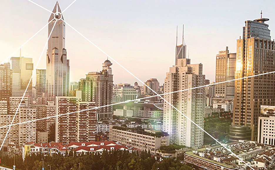 高層ビルが立ち並ぶ都市の景観に、白いネットワーク接続線と光がオーバーレイされています。