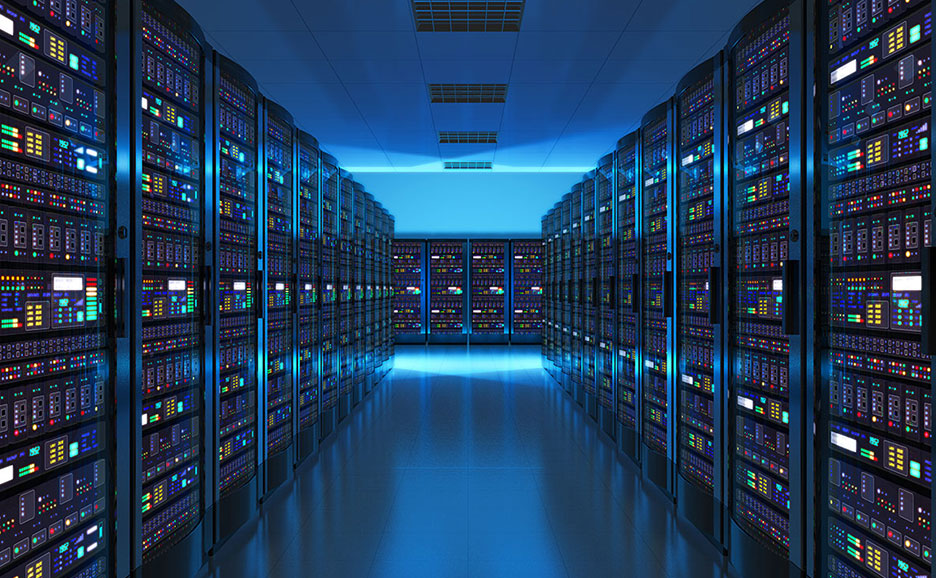 青い照明で照らされた、大規模なデータセンターの内部。両側にサーバーラックが整然と並んでいます