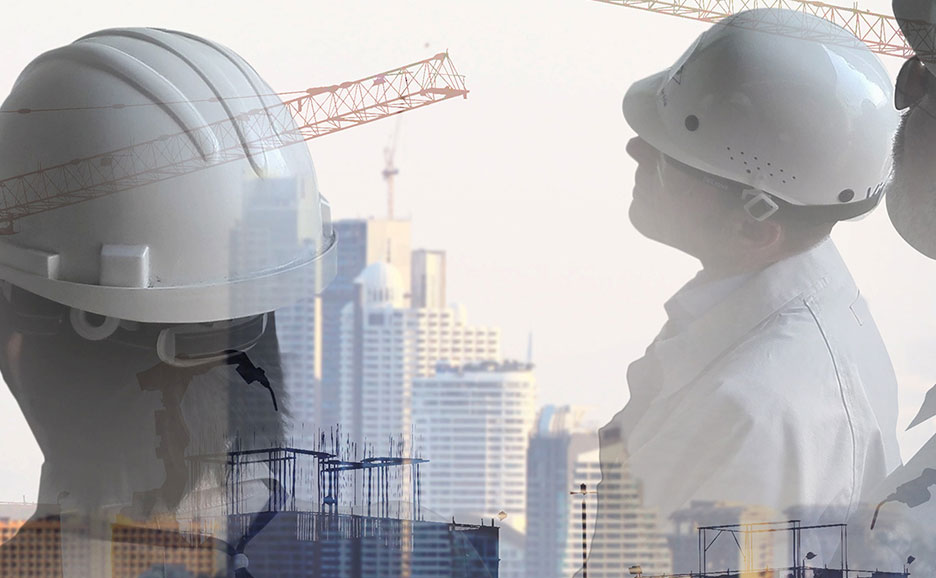 建築現場を背景にヘルメットをかぶった2人の技術者が重なり合い、建設業界の専門性を表現。