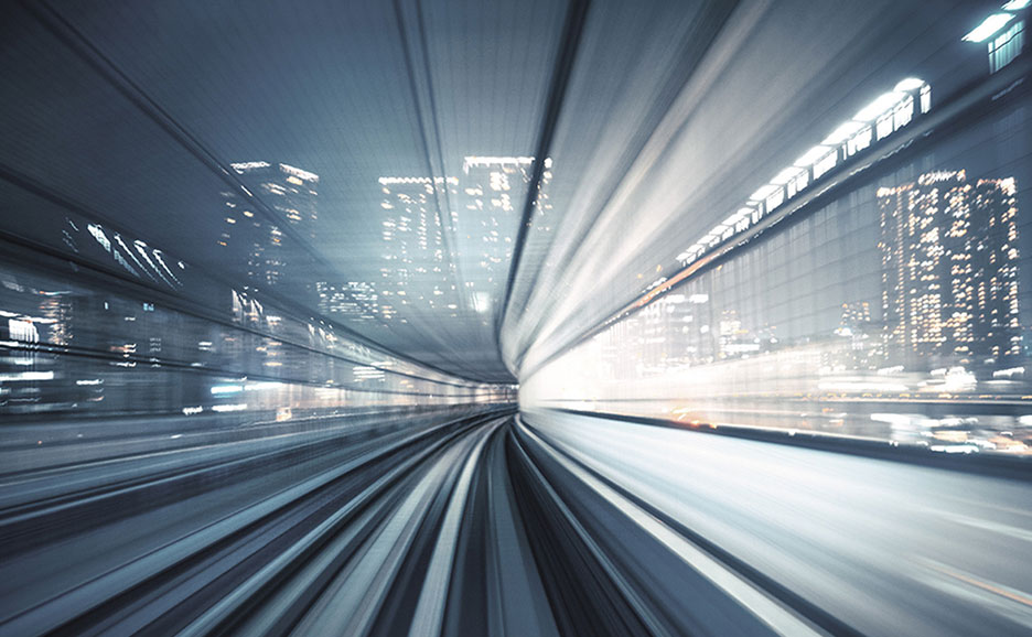 高速で移動する視点から見た、未来都市の鉄道の軌道。光の筋がスピード感を強調しています。