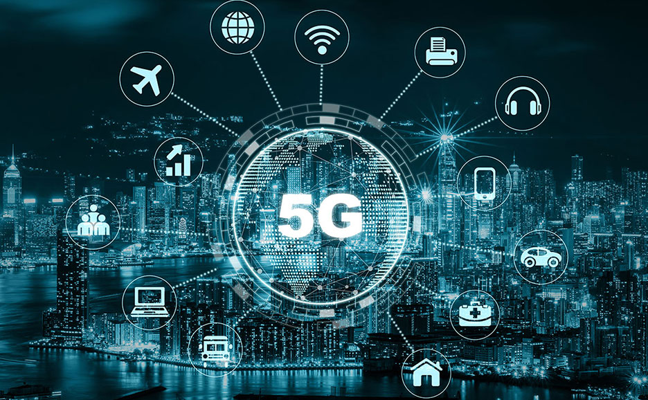 ネオン輝く都市を背景に、5Gが様々なデバイスと繋がる様子を示す。