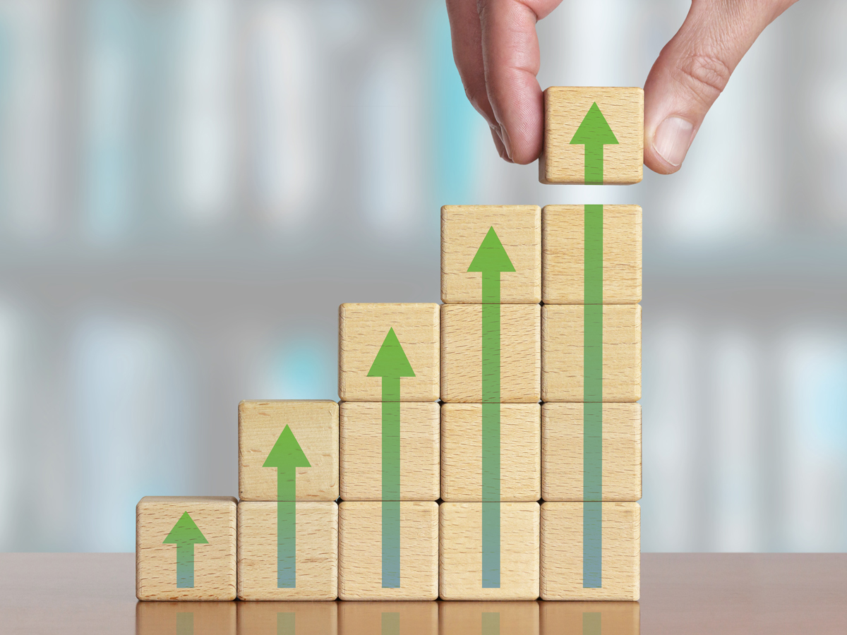 上向きの矢印が書かれた階段状に積まれたダイス