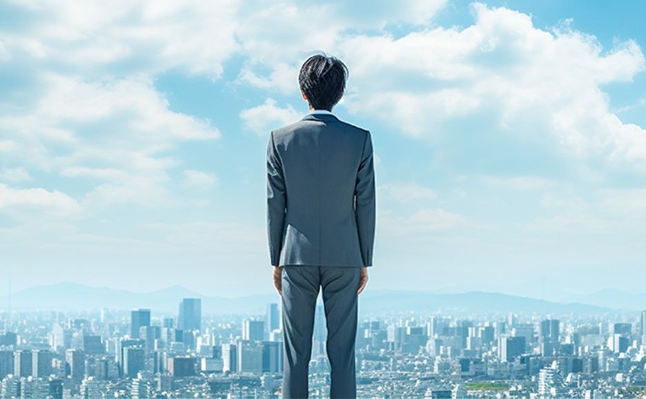 街を見渡すスーツ姿の男性の後ろ姿