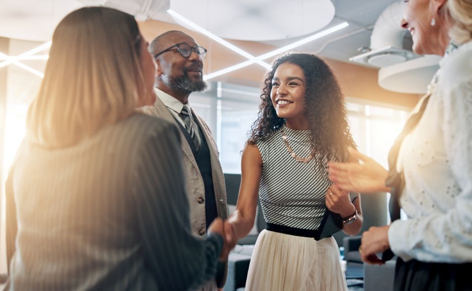 和やかなビジネスシーン,握手を交わす１組の女性