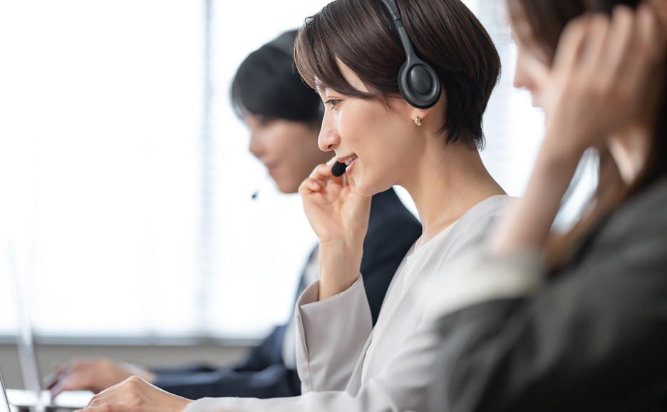 笑顔で応対する女性オペレーター