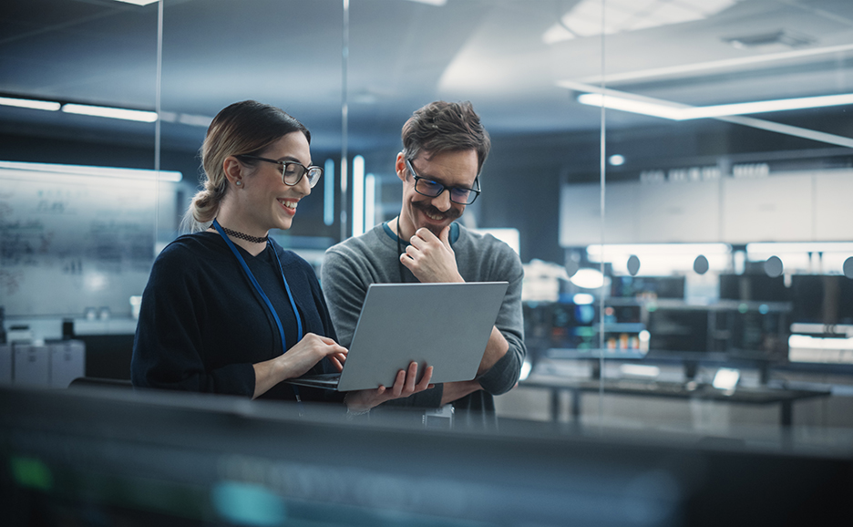 ノートPCのモニターを覗いて満足そうな2人