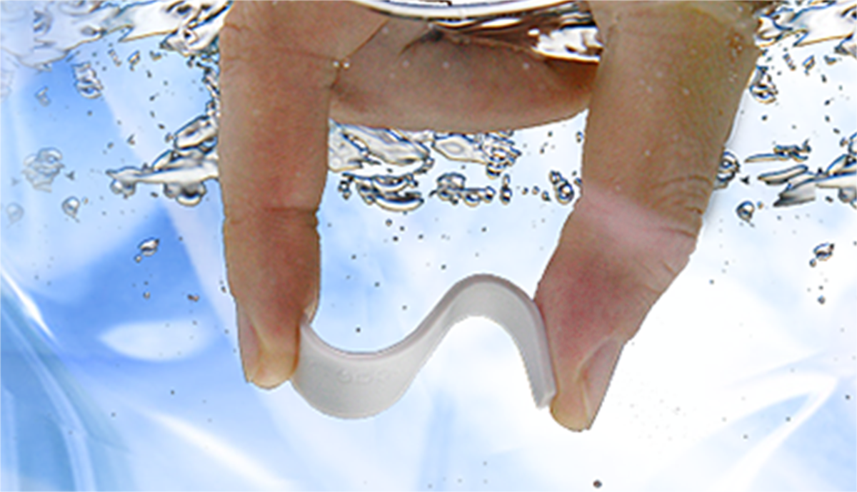 RFID tag that can be submerged and pinched with fingertips