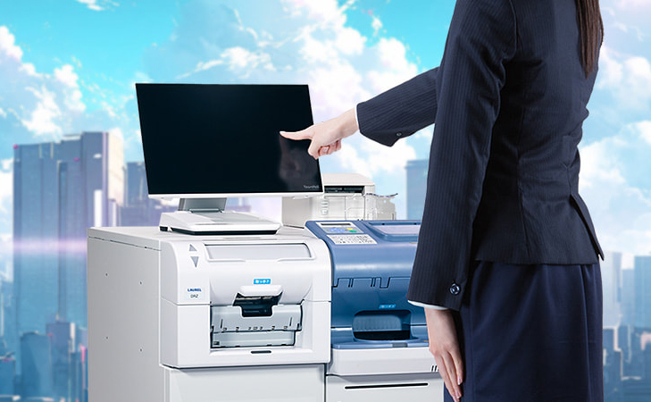 青空のビルの街並みを背景に女性が操作する入出金機