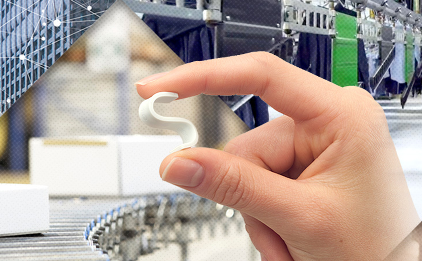 生産工場を背景にFUJITSU RFID タグをもつ指先