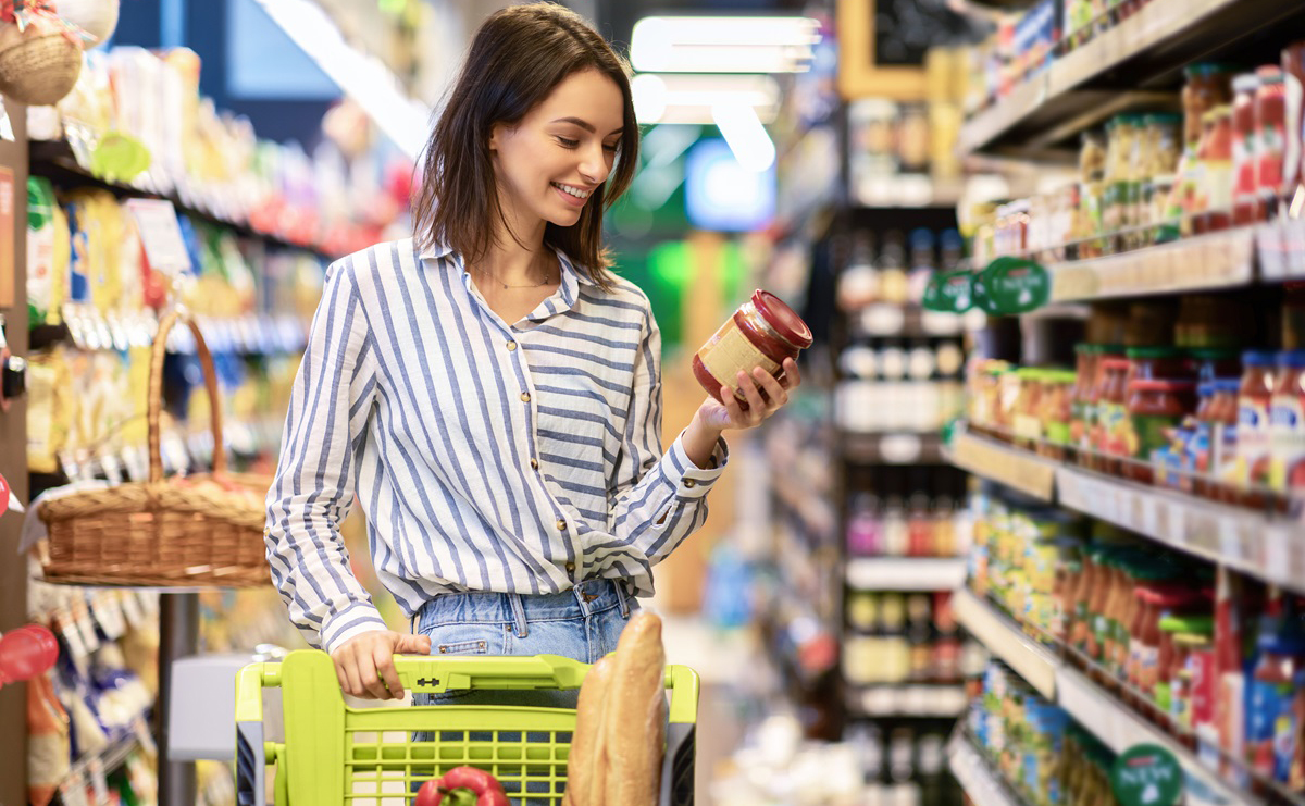 スーパーマーケットで商品を手にとる女性