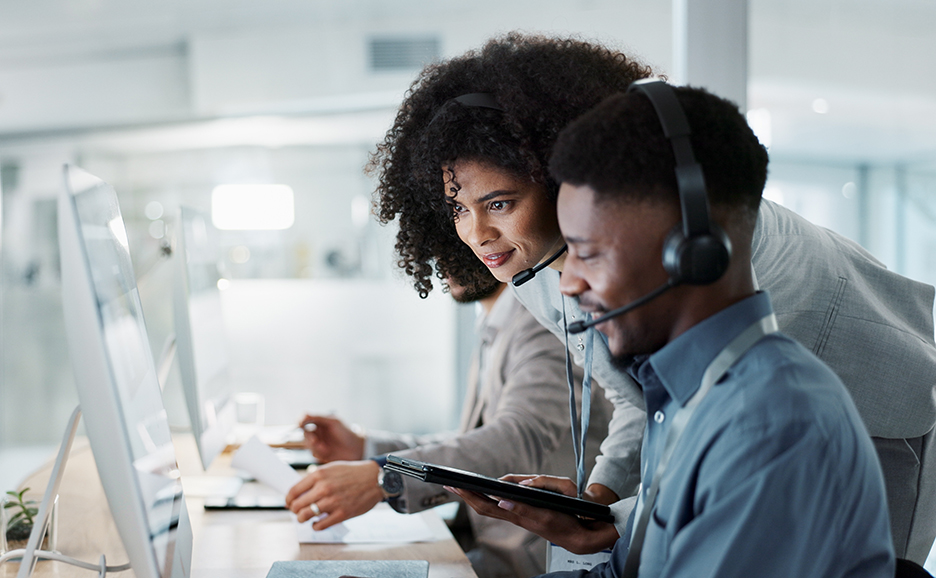 リモートでサポート対応する男女のビジネスコンピ