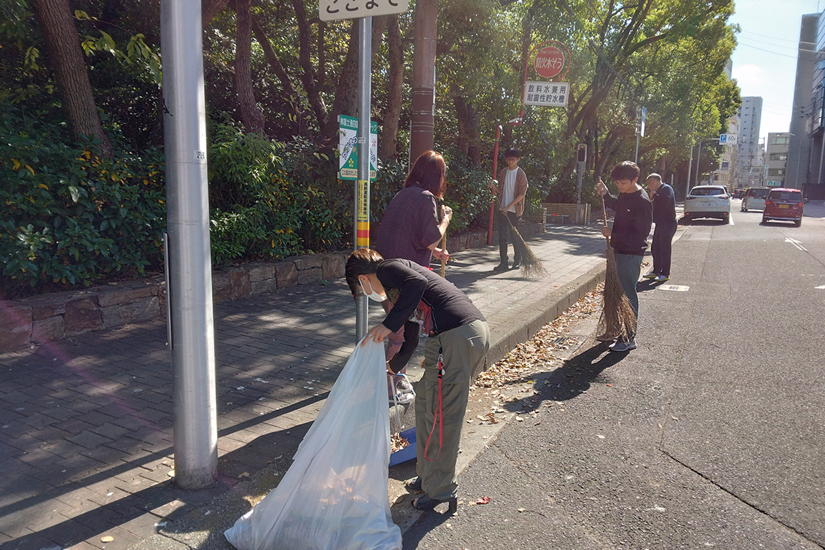 高松本社前の道路清掃の様子