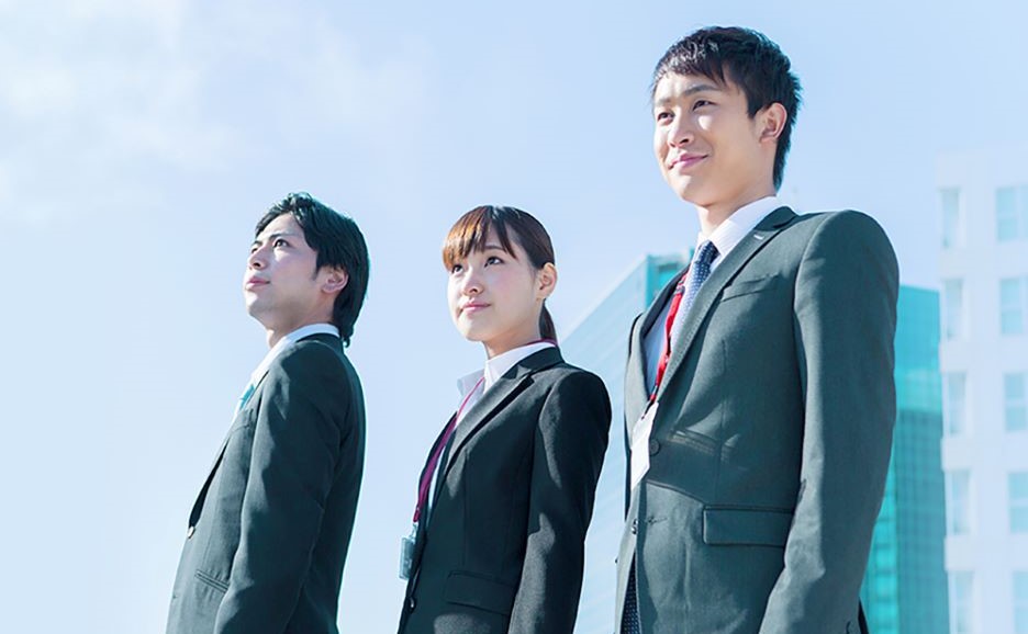 意志を固く遠くを見つめる3人のビジネスパーソン