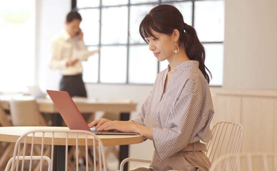 ノートPCを操作する女性
