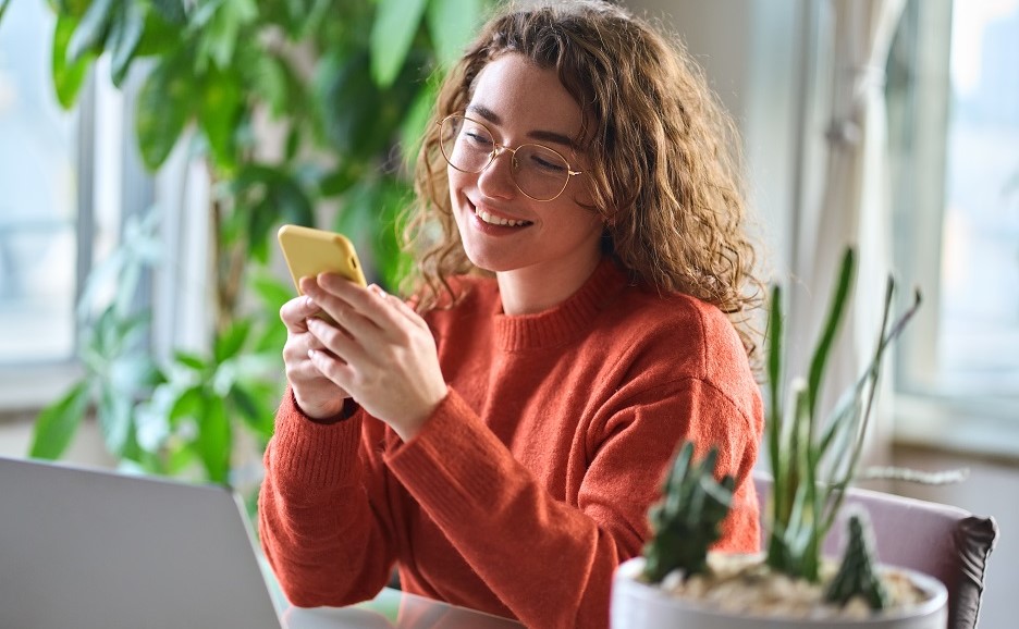スマートフォンを操作する笑顔の女性