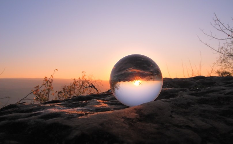 水晶の中に写る夕日