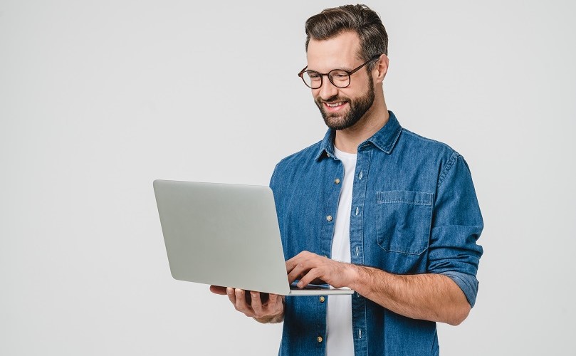 ノートPCをもって微笑む男性