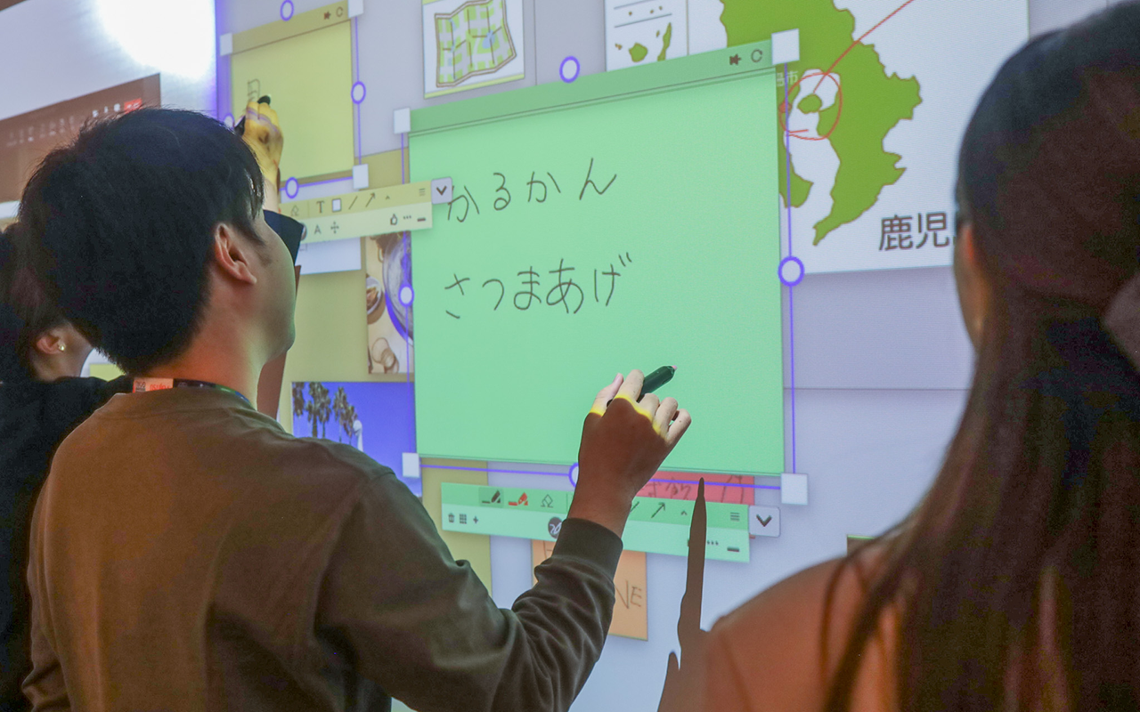 デジタル付箋に手書きする様子