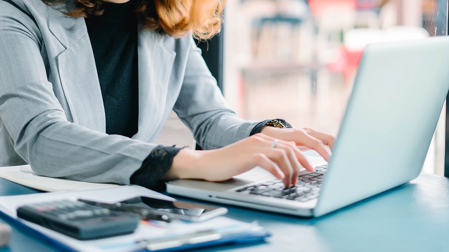 ノートPCを操作する手元