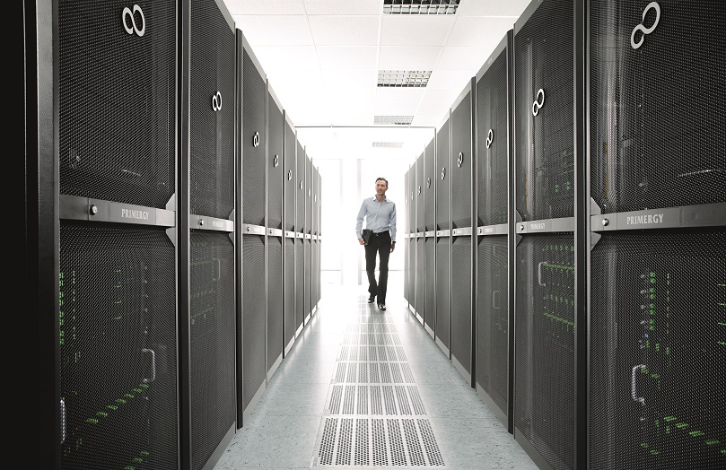 サーバールームを歩く男性