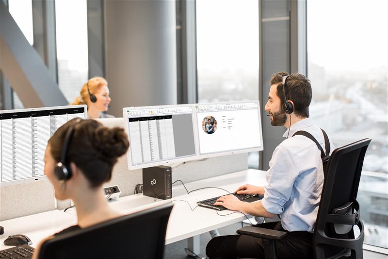 インカムをつけてPCに向かうオペレーターたち