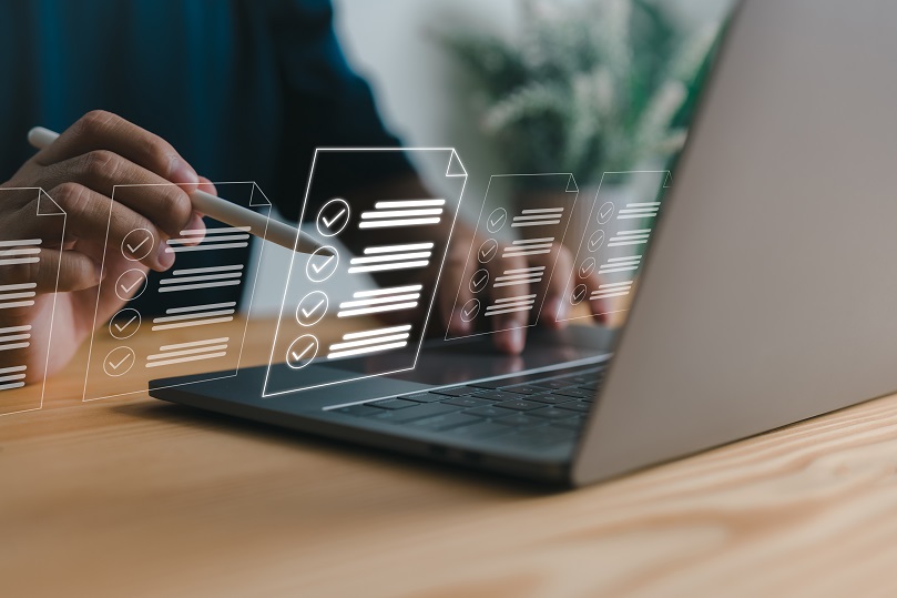 ノートPCにオーバーレイで浮かび上がるチェックリストを選ぶ手元