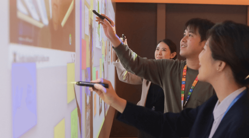 プロジェクターに映される図をタッチペンで操作する様子