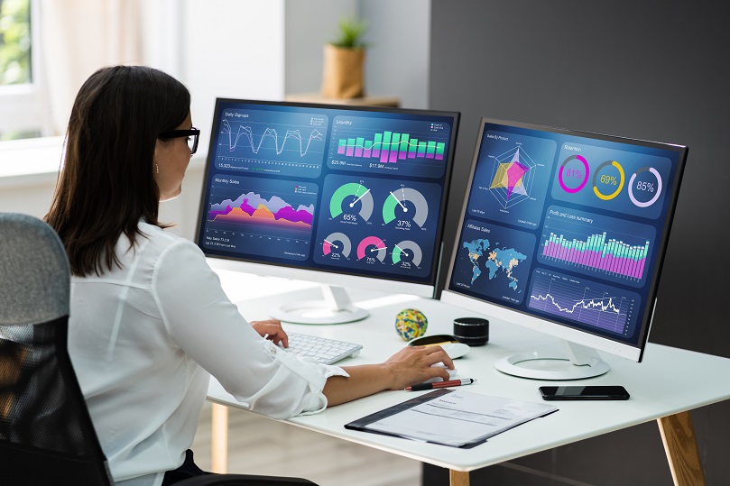 マルチモニターを操作する女性