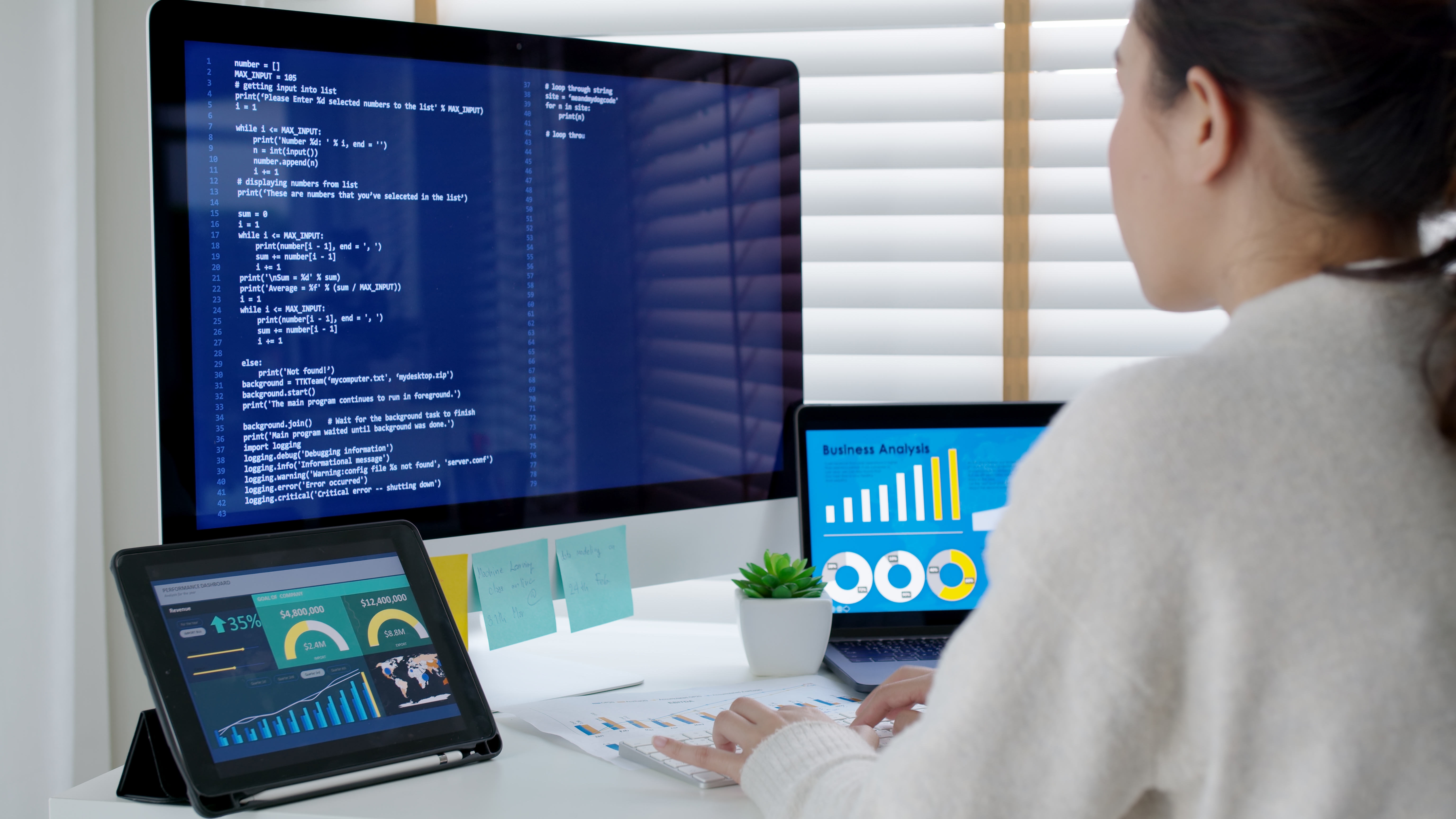 プログラミングする女性