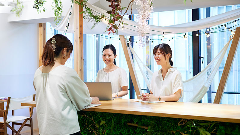 3人の女性がカウンターでミーティングしている