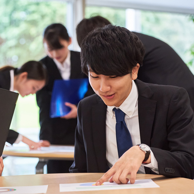 書類を指先確認する若いビジネスマン