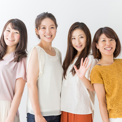 ４人の笑顔の女性
