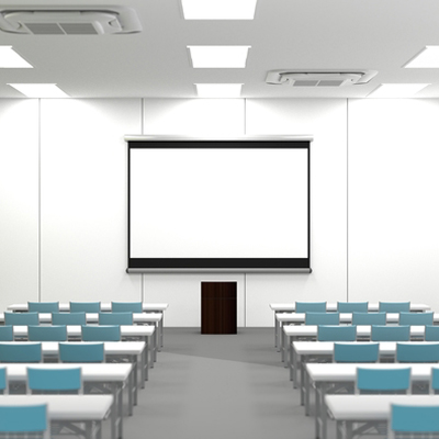 スクリーンが掲げられた会議室