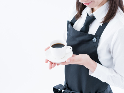 コーヒーカップを運ぶ女性店員