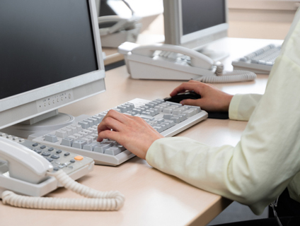 PC作業するスタッフの手元