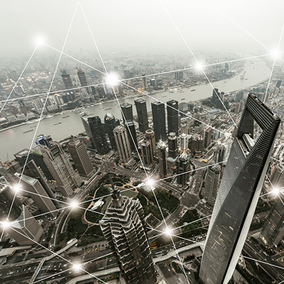 都市の俯瞰にオーバーレイするネットワークのイメージ