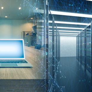 サーバキャビネットとラップトップPCにオーバーレイするネットワークのイメージ