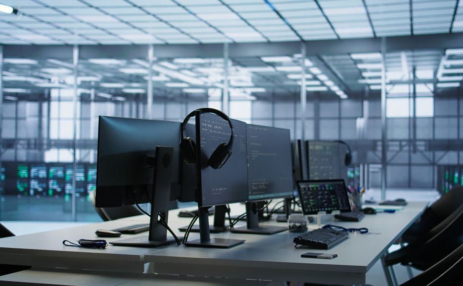 データセンターのワークスペース,モニターが複数台ならぶ写真