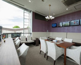 カウンター席とテーブル席がならぶラウンジ