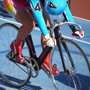 走行中の競輪選手