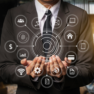 差し出された両掌にネットワークやメールなどのアイコンが浮かぶ