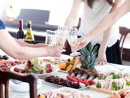 オードブルが並ぶテーブルの上で交わされる乾杯