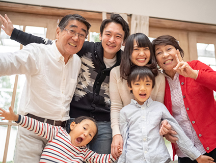 笑顔の3世代の家族写真