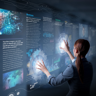 壁一面のディスプレイをタッチ操作する女性