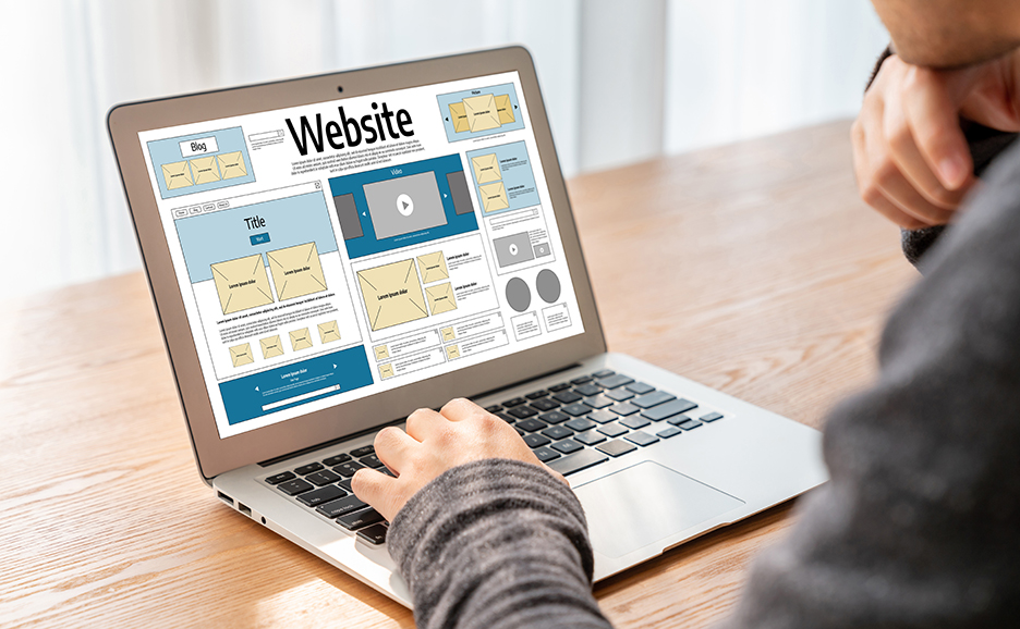 ラップトップPCのモニターに映るウェブサイトのワイヤーフレーム
