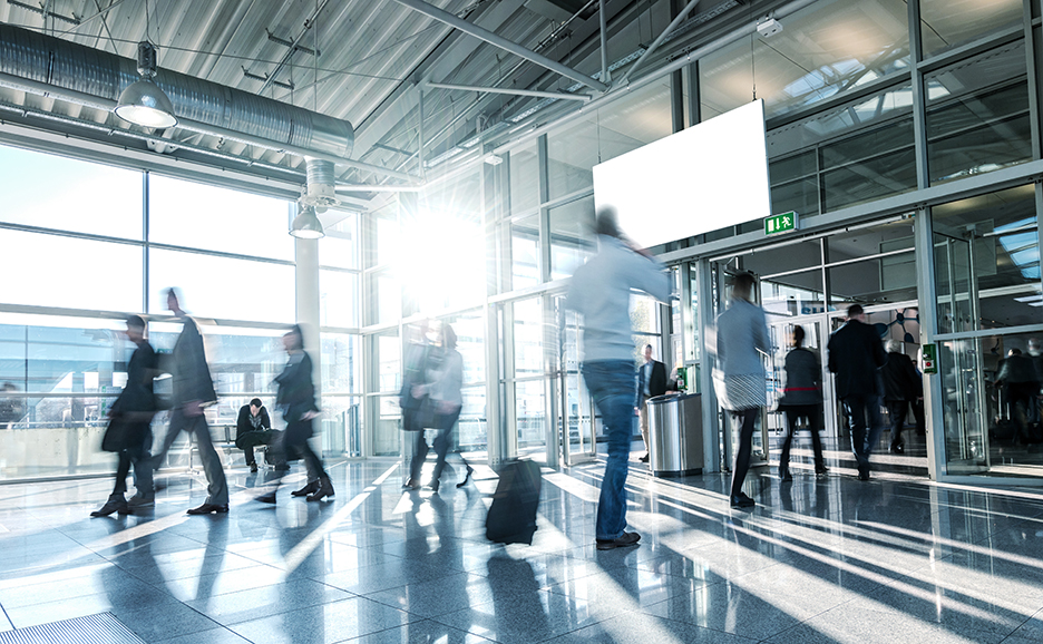 朝日の中、ターミナルを往来する人