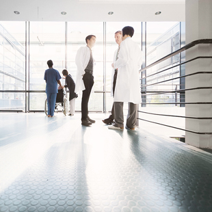 廊下で相談する医師