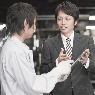 タブレットを用いてサービスの説明をするビジネスマン