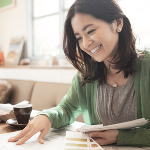 書類を並べて笑顔の女性