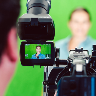 ビデオカメラのファインダーに映る女性